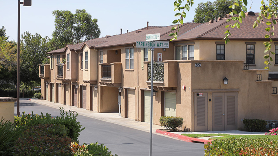 गभर्नर न्यूसमद्वारा क्यालिफोर्नियाका घरबार बिहिनलाई ८४३ नयाँ किफायती आवास प्रदान गर्ने घोषणा